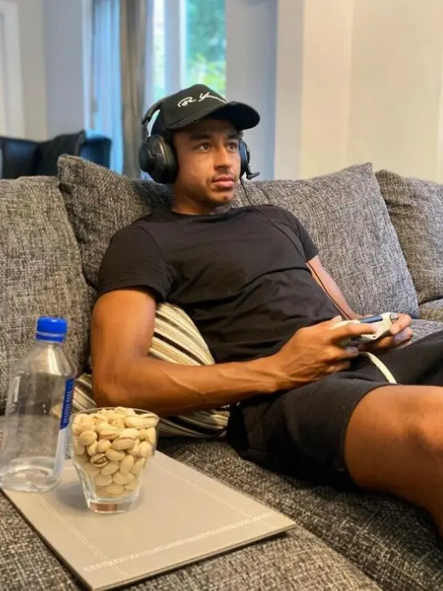 Foto: Lingard sedang bermain PS5.