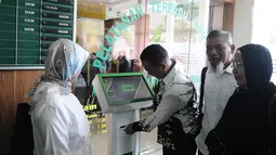Kuasa hukum dan sejumlah calon jemaah korban First Travel mengambil nomor antrean saat akan mengajukan gugatan di Pengadilan Negeri Depok, Jawa Barat, Senin (4/3). Para korban menuntut First Travel memberikan ganti rugi. (Liputan6.com/Herman Zakharia)