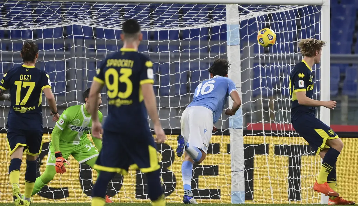 Gelandang Lazio, Marco Parolo (tengah) saat mencetak gol ke gawang Parma pada pertandingan babak 16 besar Coppa Italia di Stadion Olimpiade Roma di Roma, Italia, Jumat (22/1/2021). Lazio menang atas Parma 2-1. (Alfredo Falcone/LaPresse via AP)
