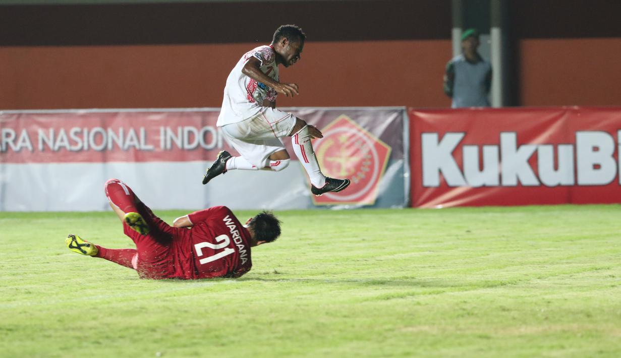 Pemain Persipura Jayapura, Ferinando Pahabol menghidar dari terjangan Kiper Arema Cronus pada laga grup E Piala Jenderal Sudirman di Stadion Maguwoharjo, Sleman, Minggu (13/12/2015) (Bola.com/Nicklas Hanoatubun) 