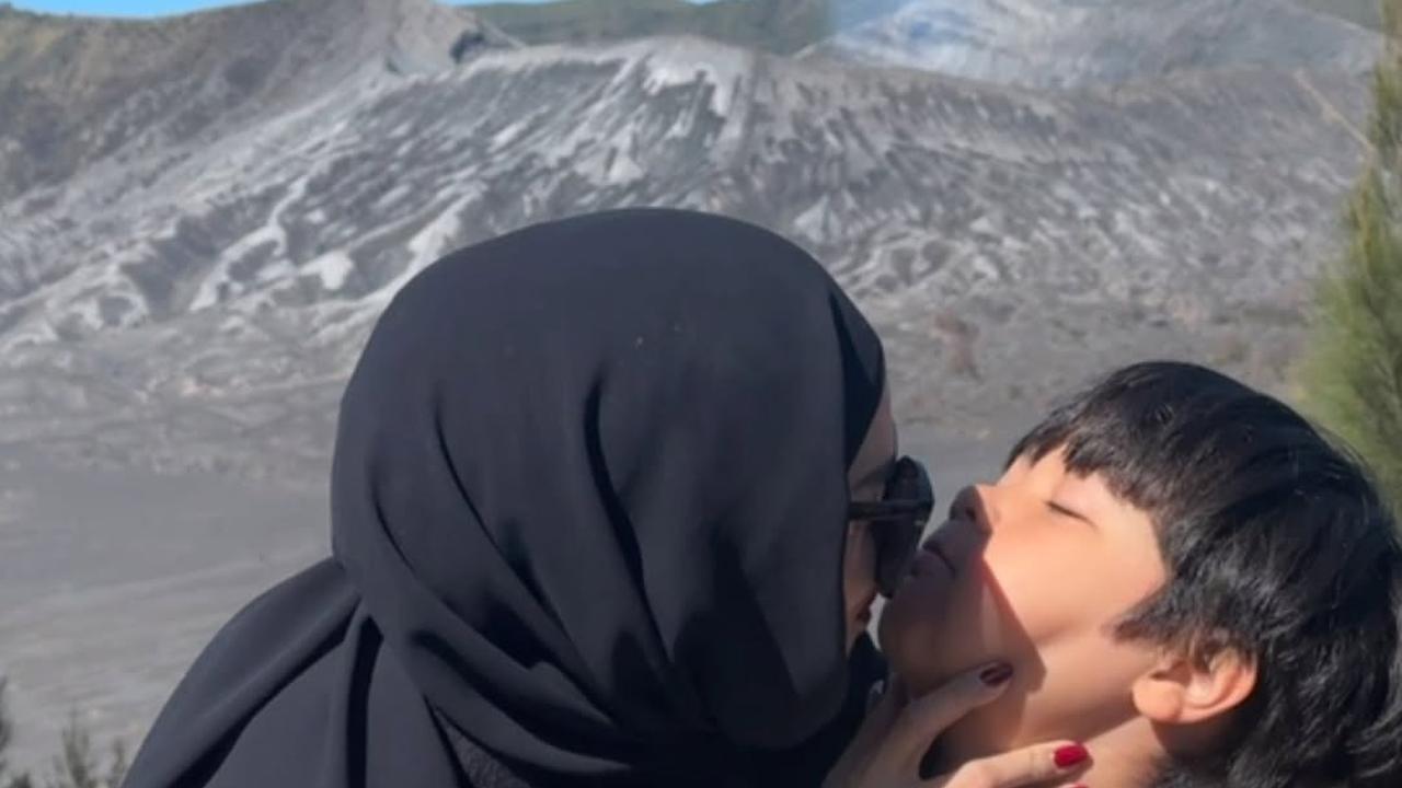 6 Potret Liburan Ahmad Dhani, Mulan Jameela dan Anak di Bromo, Kompak!