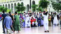 Sekelompok pengunjung umrah berpakaian tradisional yang sedang berfoto di Makkah dan Madinah saat Idul Fitri. (Sumber: Arab News/SPA)