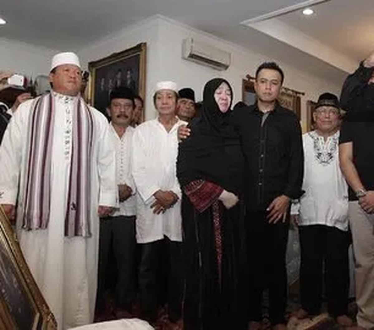 Warna hitam seringkali dikaitkan dengan momen berkabung. Meskipun tidak semua negara memaknai warna hitam melambangkan suasana duka cita atau kematian.&nbsp;