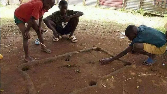 10 Potret Kocak Orang Main Billiar, Ada yang Pakai Kuda Hingga Teropong