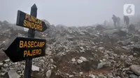 Cuaca kabut mengiringi pendakian menuju puncak Gunung Sindoro via Jalur Alang-Alang Sewu, Kertek, Wonosobo, Minggu (12/9/2021). Gunung Sindoro yang memiliki ketinggian 3.153 mdpl merupakan salah satu gunung di Jawa Tengah yang favorit atau ramai didatangi pendaki. (merdeka.com/Iqbal S Nugroho)