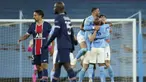Para pemain Manchester City (kanan) merayakan kemenangan 2-0 atas Paris Saint-Germain usai berakhirnya laga leg kedua semifinal Liga Champions 2020/2021 di Etihad Stadium, Selasa (4/5/2021). (AP/Dave Thompson)
