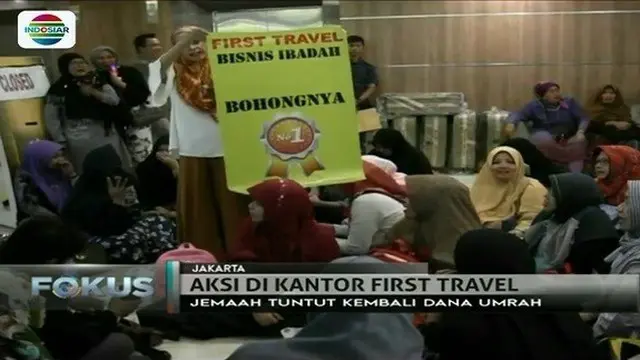 Calon jemaah berdemo di dalam kantor First Travel di Jakarta Selatan, untuk menuntut ganti rugi.