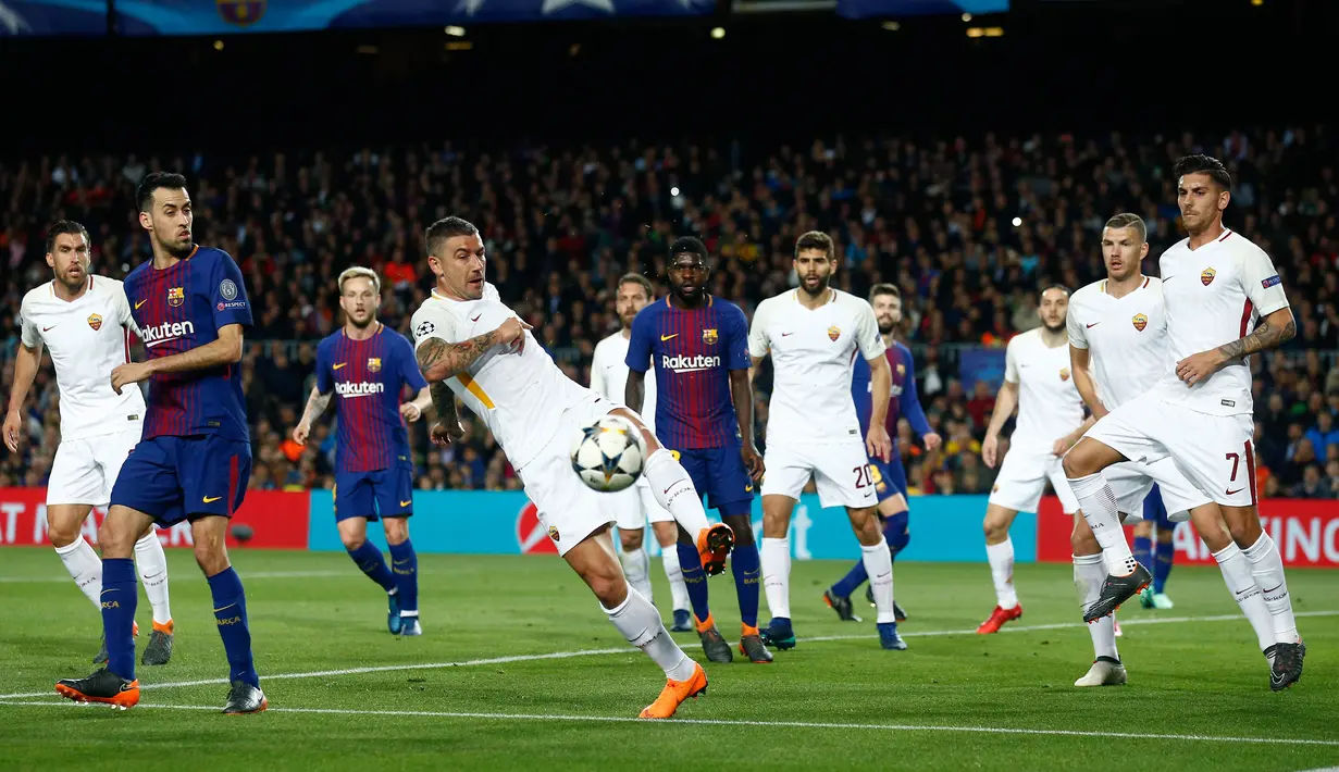 Pemain AS Roma Aleksandar Kolarov melakukan tendangan saat melawan Barcelona pada pertandingan Liga Champions di stadion Camp Nou di Barcelona (4/3). Kemenangan ini menjadi modal Barcelona untuk menghadapi laga kedua. (AP Photo / Manu Fernandez)