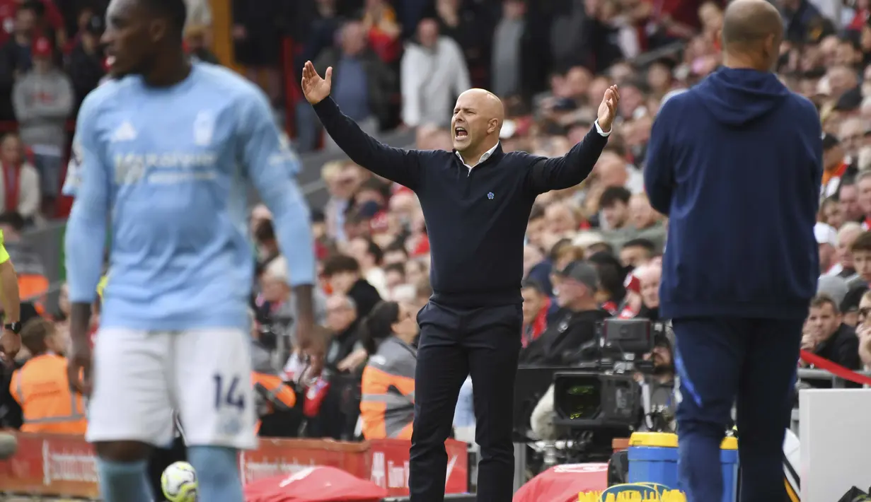 Hasil tersebut sekaligus menodai catatan impresif Arne Slot bersama Liverpool di Premier League musim ini. Padahal dalam tiga laga awal liga, The Reds berhasil menyapu bersih kemenangan dan tak kebobolan. (AP Photo/Rui Vieira)