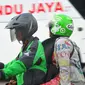 Tidak terima dengan aksi para sopir taksi yang main pukul, ojek online memberikan perlawanan dengan melempar batu!