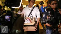 Sejumlah dokumen didapat Tim Satgas Khusus kasus 'Dwelling Time' usai menggeledah Kantor Dirjen Perdagangan Luar Negeri Kemendag, Jakarta, Senin (3/8/2015). (Liputan6.com/Faizal Fanani)