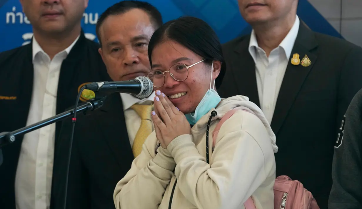 Pesawat maskapai Israel, El-Al, yang membawa rombongan warga Thailand dari Tel Aviv telah mendarat di Bandara Suvarnabhumi pada Kamis (30/11) pukul 15.00 waktu setempat. (AP Photo/Sakchai Lalit)
