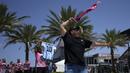 Sejumlah fans Inter Miami melakukan perayaan saat menunggu kedatangan Lionel Messi di DRV PNK Stadium, Fort Lauderdale, Florida, 11 Juli 2023 waktu setempat. Messi mendarat di Florida pada hari Selasa (11/07/2023) waktu setempat. Hal tersebut diketahui dari tayangan televisi ESPN. Inter Miami rencananya akan mengadakan acara presentasi bertajuk 'The Unveil' pada 16 Juli di stadion kandangnya. (AP Photo/Rebecca Blackwell)