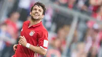 Bek Bayern Munchen, Juan Bernat, merayakan gol yang dicetaknya ke gawang Darmstadt pada laga Bundesliga di Stadion Allianz, Munchen, Sabtu (6/5/2017). (EPA/Christina Bruna)