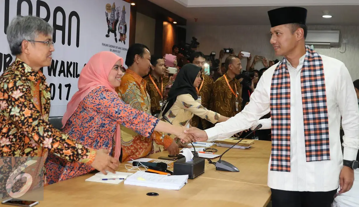 KPUD DKI Jakarta menerima kedatangan Agus Harimurti Yudhoyono, Jakarta, Jumat (23/9). Agus bersama Sylviana Murni umendaftarkan diri sebagai Cagub dan cawagub DKI Jakarta 2017. (Liputan6.com/Immanuel Antonius)