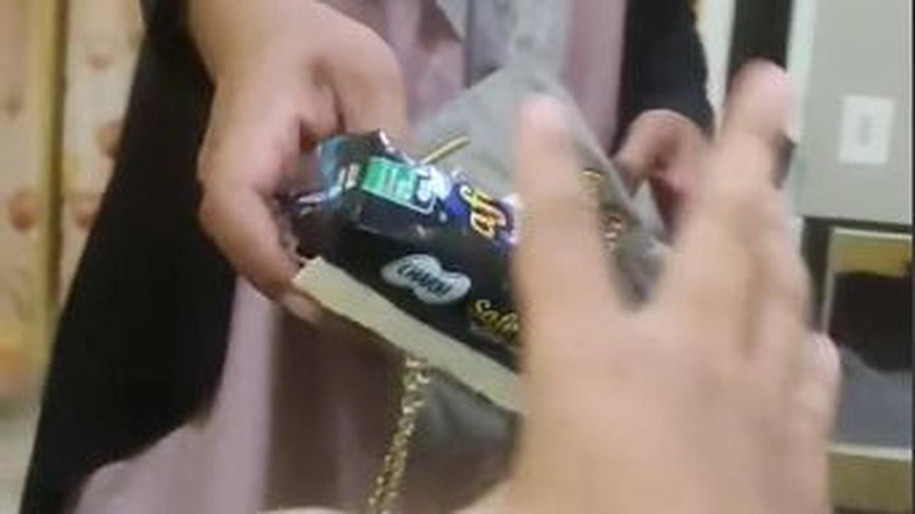 Ia merekam video memperlihatkan kepulangan suaminya dari warung sembari mengenakan daster, jaket, lengkap dengan kerudungnya. <br>