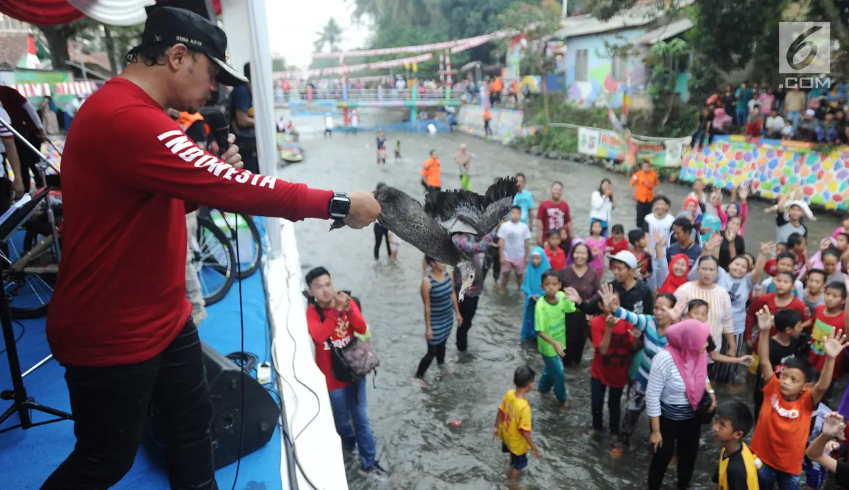 Wali Kota Bogor Bima Arya Sugiarto saat melempar bebek saat perlombaan 17 Agustusan  di Katulampa, Bogor (17/8). Beragam loma diikuti warga dalam kegiatan Pesta Rakyat memeriahkan HUT Ke73 Republik Indonesia.(merdeka.com/ arie basuki)