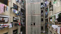 Kondisi salah satu bagian dari dinding rusun Cilincing dimanfaatkan untuk menjemur pakaian, Jakarta, Selasa (29/10/2019). Penghuni berharap rusun itu dapat segera direnovasi agar bisa dihuni dengan nyaman. (Liputan6.com/Herman Zakharia)