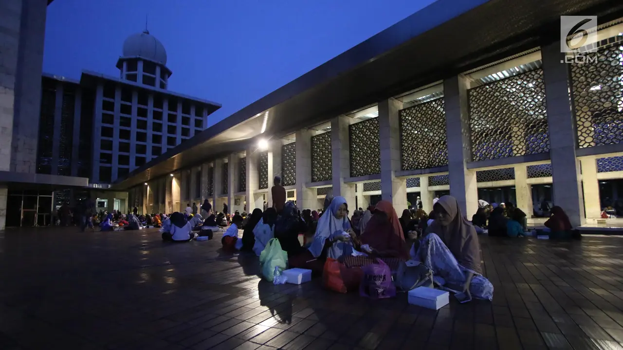 Kebersamaan Ribuan Jemaah saat Buka Puasa Pertama di Masjid Istiqlal