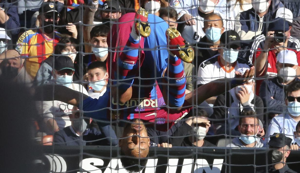 Barcelona membuka skor pada menit ke-23. Gol dicetak Pierre-Emerick Aubameyang dengan sebuah tembakan keras usai menerima umpan terobosan Jordi Alba yang tidak mampu dibendung kiper Valencia, Giorgi Mamardashvili. (AP/Alberto Saiz)