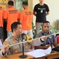 Wakapolres Manggarai Barat Kompol Budi Guna Putra saat memberi keterangan pers terkait empat tersangka kasus penyelundupan anak komodo. Foto (Liputan6.com/Ola Keda)