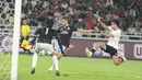 Pemain Aston Villa berebut bola dengan pesepak bola Indonesia All Stars pada pertandingan bertajuk Aston Villa Pre-Season Tour Indonesia 2026 di Stadion Utama Gelora Bung Karno, Senayan, Jakarta, Sabtu (1/8/2026). (KLY/Budy Santoso)