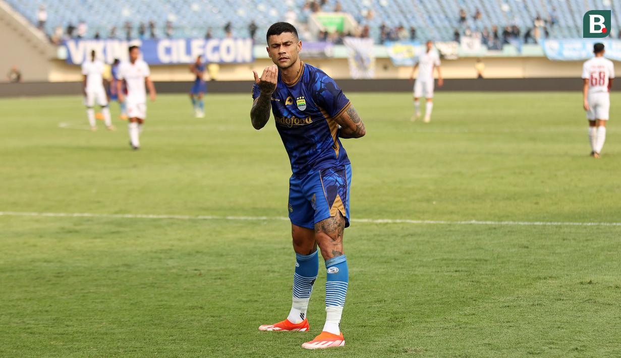<p>Pemian Persib Bandung, Ciro Alves melakukan selebrasi setelah mencetak gol pembuka timnya ke gawang PSM Makassar pada laga Piala Presiden 2024 di Stadion Si Jalak Harupat, Bandung, Jumat (19/07/2024). (Bola.com/Abdul Aziz)</p>