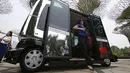 Penumpang turun dari kendaraan self-driving otonom saat demonstrasi di sebuah taman Singapura, Senin (12/10). Singapura telah meluncurkan angkutan umum pada hari Senin, berupa komuter dan bus driverless di sepanjang jalan utama kota. (REUTERS/Edgar Su)