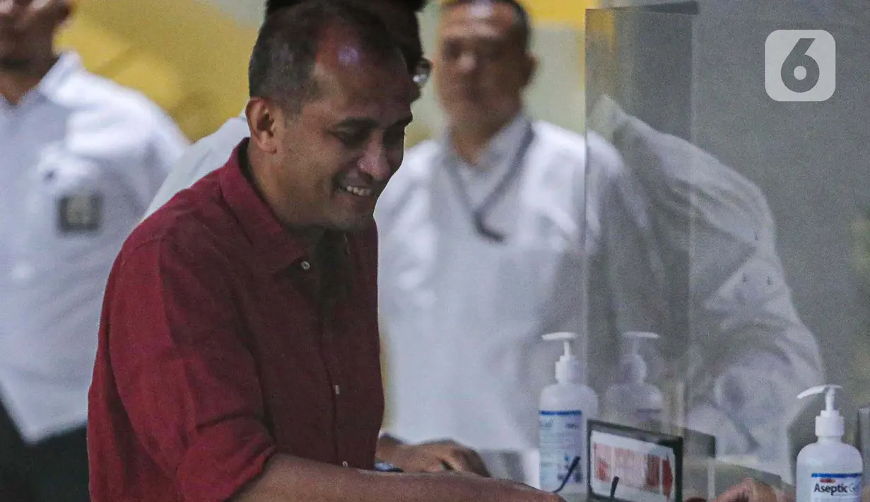 Selama lebih kurang tujuh jam, Wamenkumham Edward Omar Sharif Hiariej atau Eddy Hiariej diperiksa penyidik KPK. (Liputan6.com/Faizal Fanani)