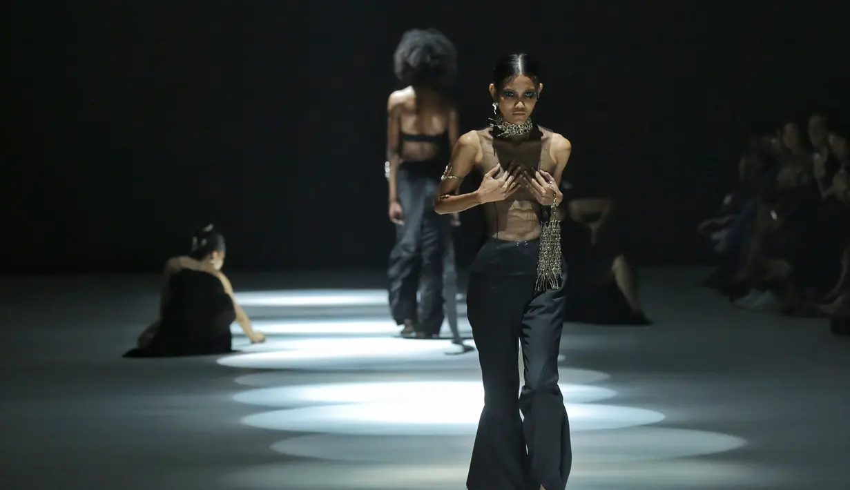 Mahija, jenama perhiasan yang berbasis di Yogyakarta dan didirikan oleh Galuh Anindita, menghadirkan eksplorasi penggunaan material kuningan, perak, dan emas di atas panggung JFW 2024 hari terakhir. [Foto: Document/FIMELA]