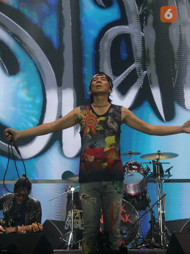 Slank saat tampil di panggung SkyAvenue 2025, pensi tahunan SMA Labschool Kebayoran yang digelar di Istora Senayan, Sabtu (19/7/2025). (Foto: Liputan6.com/Vindy Therecia)