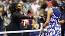Petenis Amerika Serikat, Serena Williams berjabat tangan dengan Ajla Tomlijanovic dari Australia usai pertandingan putaran ketiga kejuaraan tenis AS Terbuka di New York (2/9/2022). Williams memiliki 366 kemenangan pertandingan besar dalam kariernya, 102 di antaranya terjadi di Ashe, terbanyak sepanjang masa. (Elsa/Getty Images/AFP)