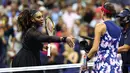 Petenis Amerika Serikat, Serena Williams berjabat tangan dengan Ajla Tomlijanovic dari Australia usai pertandingan putaran ketiga kejuaraan tenis AS Terbuka di New York (2/9/2022). Williams memiliki 366 kemenangan pertandingan besar dalam kariernya, 102 di antaranya terjadi di Ashe, terbanyak sepanjang masa. (Elsa/Getty Images/AFP)