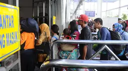 Sejumlah penumpang mengantri untuk masuk ruang tunggu kereta di Stasiun Senen Jakarta, Sabtu (2/1/2016). Hingga pukul 15.15 WIB, 10.345 penumpang telah diberangkatkan dari Stasiun Senen menuju sejumlah kota di pulau Jawa. (Liputan6.com/Helmi Fithriansyah)