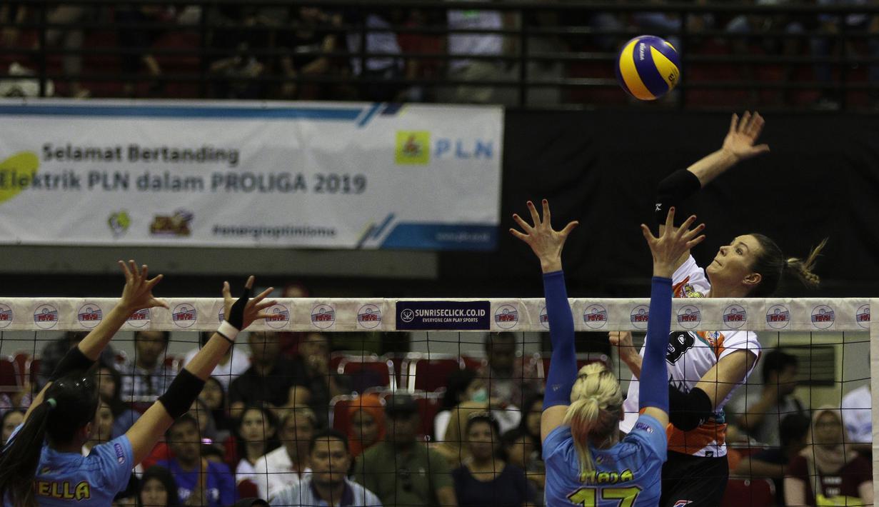 Pevoli Jakarta BNI 46, Lindsay Stalzer, melakukan smash saat melawan Bandung Bank BJB pada perebutan tempat ketiga Proliga 2019 di GOR Among Rogo, Yogyakarta, Sabtu (23/2). BNI 46 menang 3-1 atas BJB. (Bola.com/Yoppy Renato)
