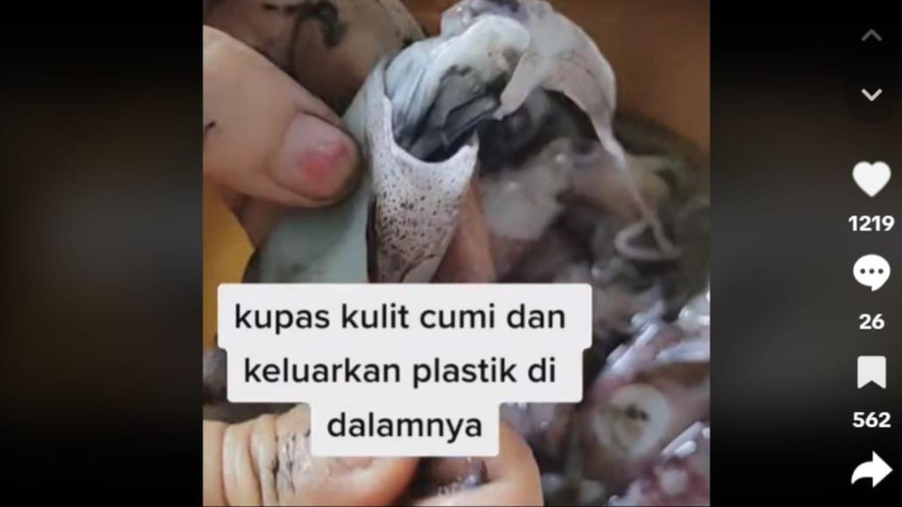 <b>1. Bersihkan Kulit Cumi</b>