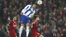Pemain FC Porto, Diogo Dalot (tengah) menyundul bola melewati pemain Liverpool, Adam Lallana pada leg kedua Liga Champions di Anfield Stadium, Liverpool, (6/3/2018). Liverpool bermain imbang 0-0. (AP/Dave Thompson)