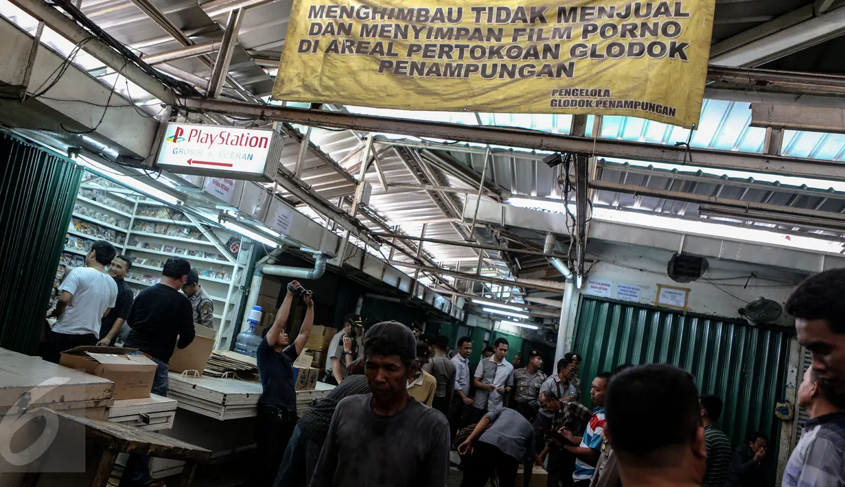 Polda Metro Jaya merazia tempat produksi VCD dan DVD bajakan di Plaza Glodok, Jakarta, Rabu (24/6/2015). Razia dilakukan karena pabrik sekaligus tempat penjualan DVD terbesar di DKI Jakarta itu masih beroperasi selama Ramadan. (Liputan6.com/Faizal Fanani)
