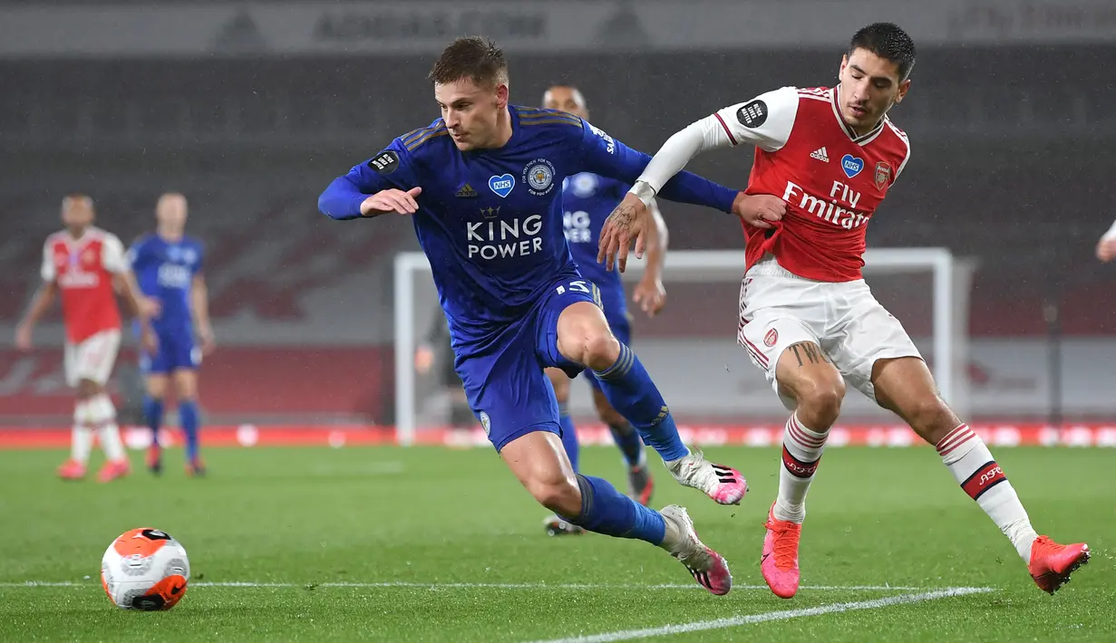 Gelandang Leicester City, Harvey Barnes merebut bola dari bek Arsenal, Hector Bellerin dalam lanjutan Liga Inggris di Stadion Emirates di London, Selasa (7/7/2020).  Arsenal hanya mampu bermain imbang 1-1 saat menjamu Leicester City. (AP Photo/Michael Regan,Pool)