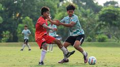 Timnas Indonesia U-16 yang dipersiapkan untuk mengikuti ajang Piala AFF U-16 2024 telah merampungkan program pemusatan latihan (TC) di Yogyakarta yang ditandai dengan laga uji coba menghadapi SSB Terang Bangsa di Lapangan Yogyakarta International School (YIS), Jumat (31/5/2024). Dalam laga yang digelar 3x30 menit tersebut, pelatih Nova Arianto  mulai mematangkan nama-nama pemain yang bakal dibawa untuk melanjutkan persiapan tahap akhir di Solo jelang Piala AFF U-16 2024 yang akan berlangsung mulai 21 Juni-4 Juli 2024. Dari 34 pemain tersisa, skuad segera disusutkan menjadi 28 pemain saat menggelar TC terakhir di Solo. (Bola.com/Radifa Arsa)