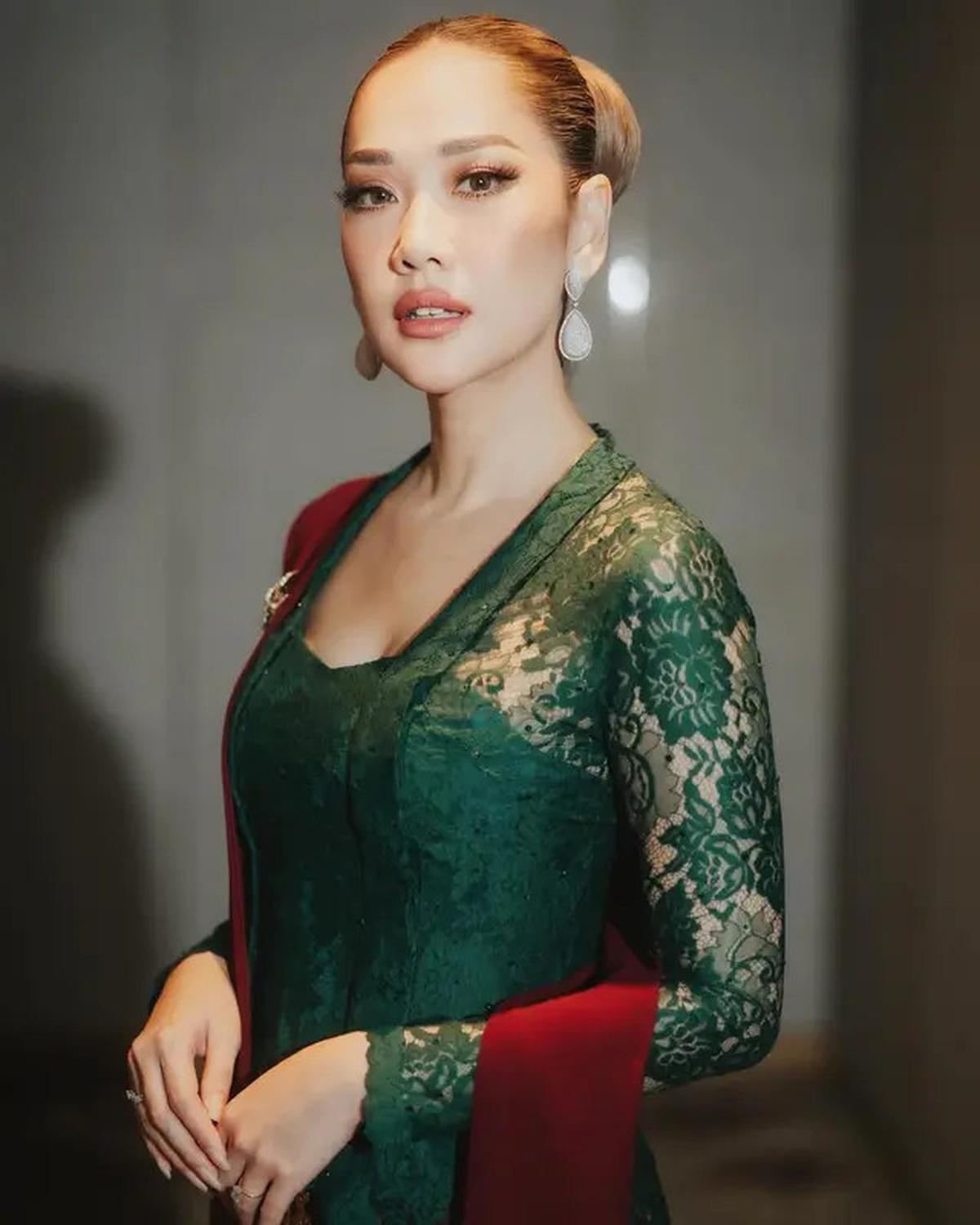 Model Kebaya Modern Pilihan BCL, Inspirasi Gaya Wanita Anggun dan Berkelas di Usia 40an