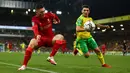 Bek Liverpool Andrew Robertson bersaing dengan gelandang Norwich City Billy Gilmour pada babak ketiga Piala Liga Inggris di Carrow Road, Rabu (22/9/2021) dinihari WIB. Liverpool sukses menghajar Norwich City tiga gol tanpa balas di kandang lawan. (ADRIAN DENNIS / AFP)