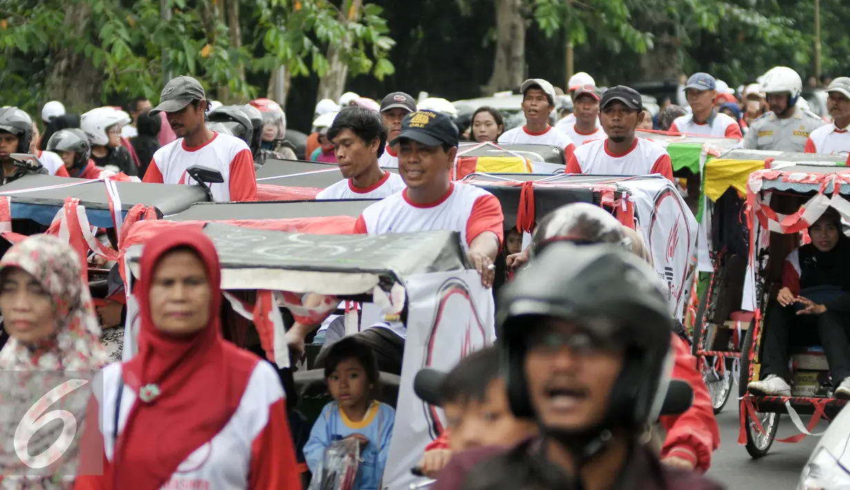 Sejumlah becak ikut Kirab Budaya Merah Putih di Bogor, Jawa Barat, Minggu (13/11). Acara ini bertujuan untuk memperkenalkan budaya bangsa kepada generasi muda sekaligus mempromosikan wisata Bogor. (Liputan6.com/Yoppy Renato)