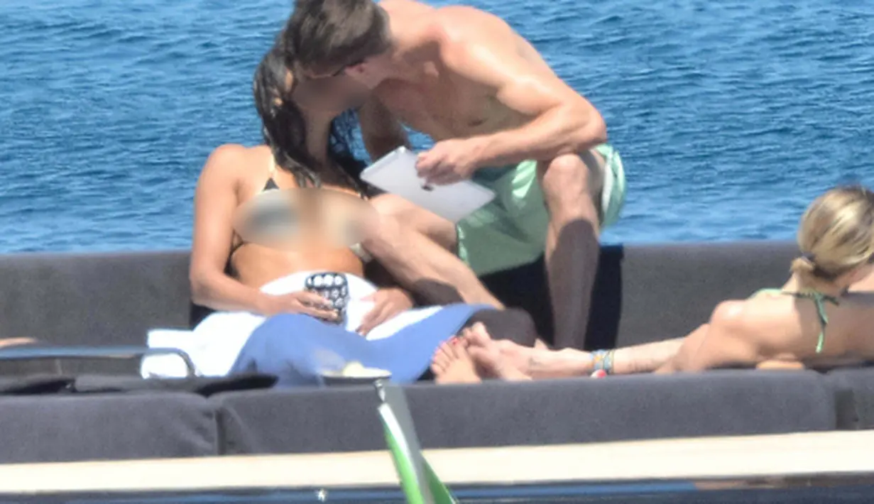 Zac Efron dan Michelle Rodriguez  seperti sepasang kekasih yang sedang jatuh cinta Dalam foto terbaru yang berhasil ditangkap, keduanya kepergok saling berciuman, Selasa (8/7/2014) (mzn.com)