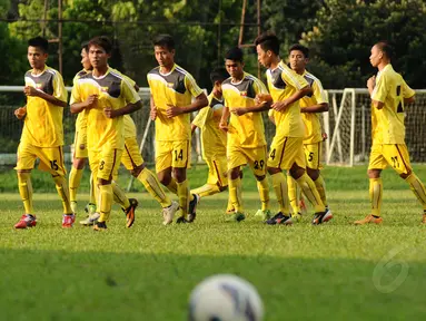 Jelang berlaga melawan Timnas Indonesia U19, 23 pemain Myanmar melakukan latihan ringan di lapangan C Senayan Jakarta, (4/5/2014). (Liputan6.com/Helmi Fithriansyah)