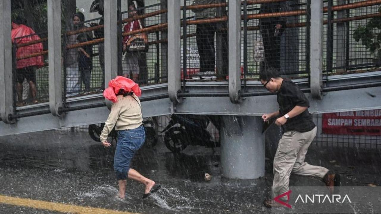 BMKG: Prakiraan Hujan Jakarta Minggu Siang, Waspada Petir di Sebagian Wilayah