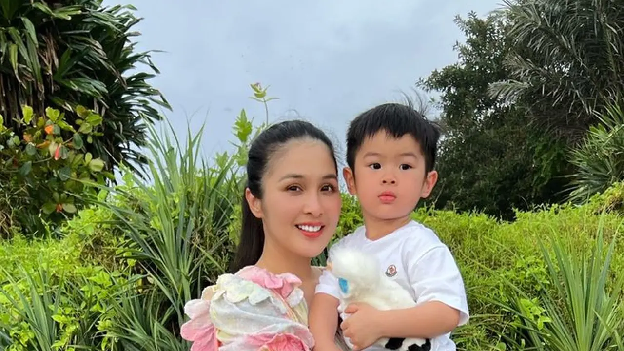 Tampil Harmonis, INi 7 Potret Sandra Dewi Liburan Bareng Suami dan Anak Ke Bali