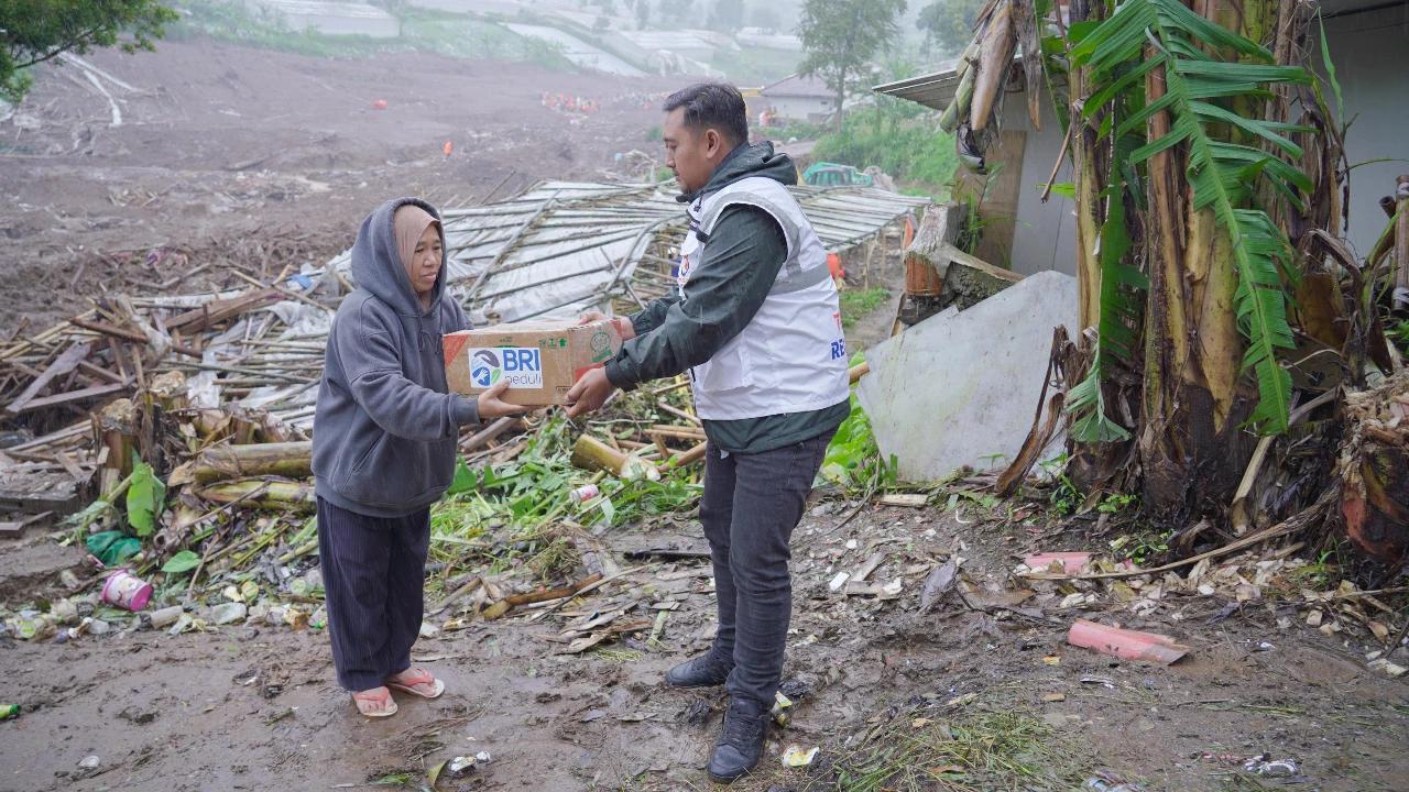 Tanggap Bencana Longsor Cisarua Kabupaten Bandung, BRI Peduli Salurkan Bantuan Bagi Warga Terdampak