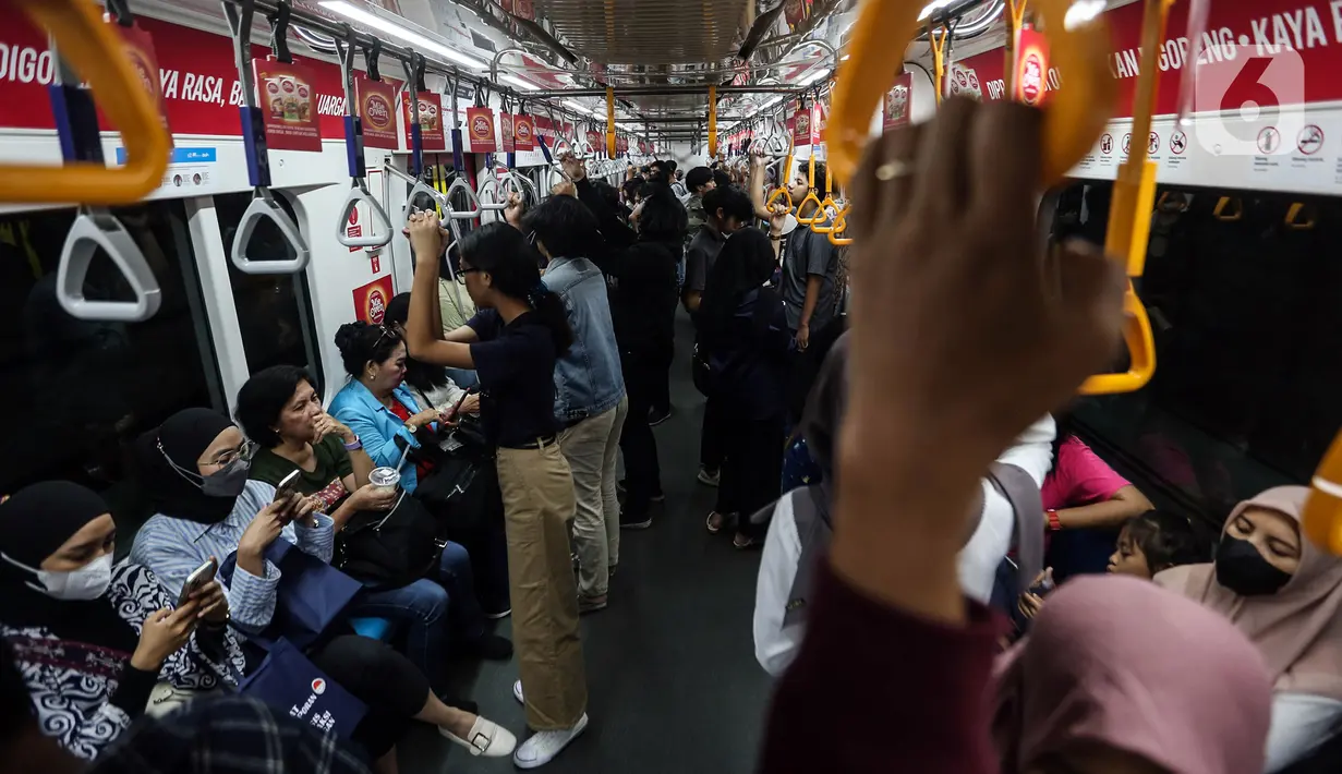 Begitu pun dengan Direktur Operasional dan Pemeliharaan PT MRT Jakarta (Perseroda) Muhammad Effendi yang turut memberlakukan tarif Rp 1 sesuai dengan Surat Keputusan Kepala Dinas Perhubungan Provinsi DKI Jakarta e-0078 Tahun 2023 tentang Penugasan Tarif Layanan Khusus Transportasi Umum Transjakarta, MRT Jakarta, dan LRT Jakarta Dalam Rangka HUT ke-496 Jakarta. (Liputan6.com/Johan Tallo)