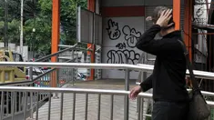 Warga melintas di Halte Transjakarta Koridor 13 yang terdapat coretan pada bagian pintu di Tendean, Jakarta, Senin (10/7). Aksi vandalisme ini merusak pemandangan Halte Transjakarta Koridor 13. (Liputan6.com/Yoppy Renato)